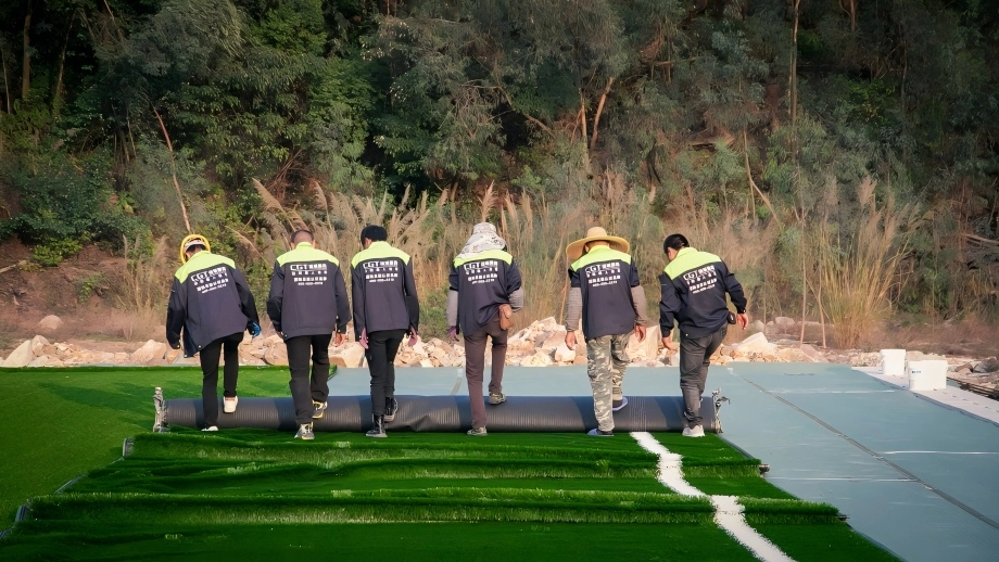 عملية تركيب العشب الصناعي لبناء ملاعب كرة القدم الاحترافية