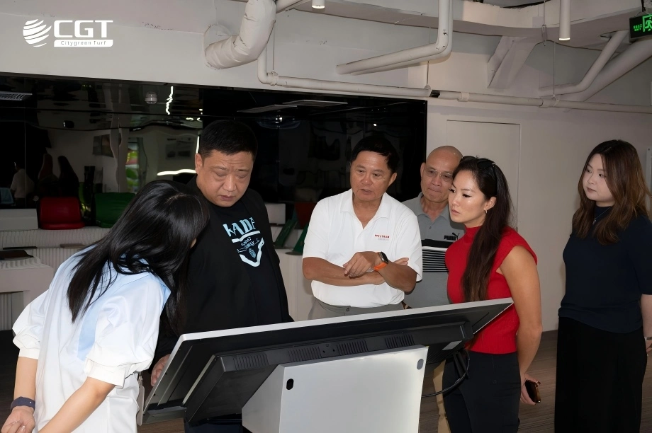 وفد من الاتحاد الفيتنامي للسباحة يقوم بجولة في مقر مجموعة سي جي تي سيتي جرين الرياضية ومرافق التصنيع الذكية