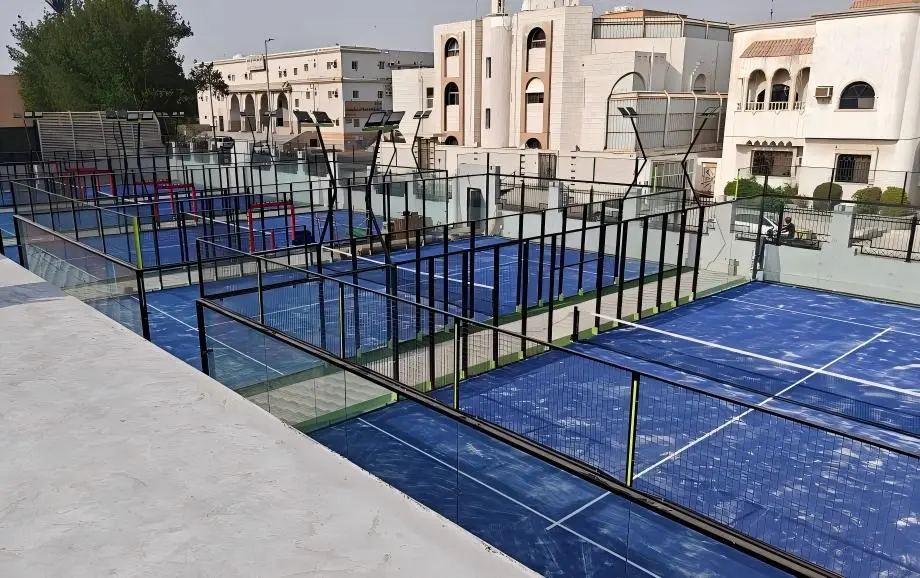 مشروع ملعب بادل بالعشب الصناعي في المملكة العربية السعودية